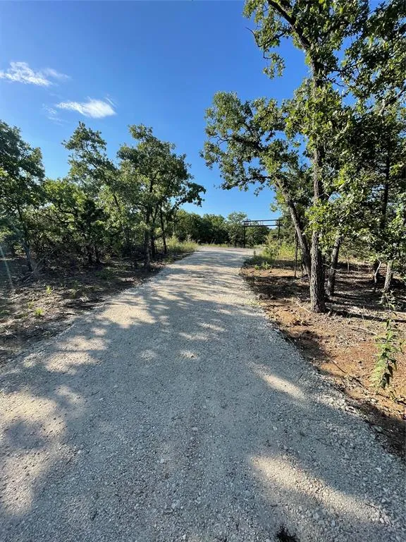 208 Red Top Road Valley View, TX 76272
