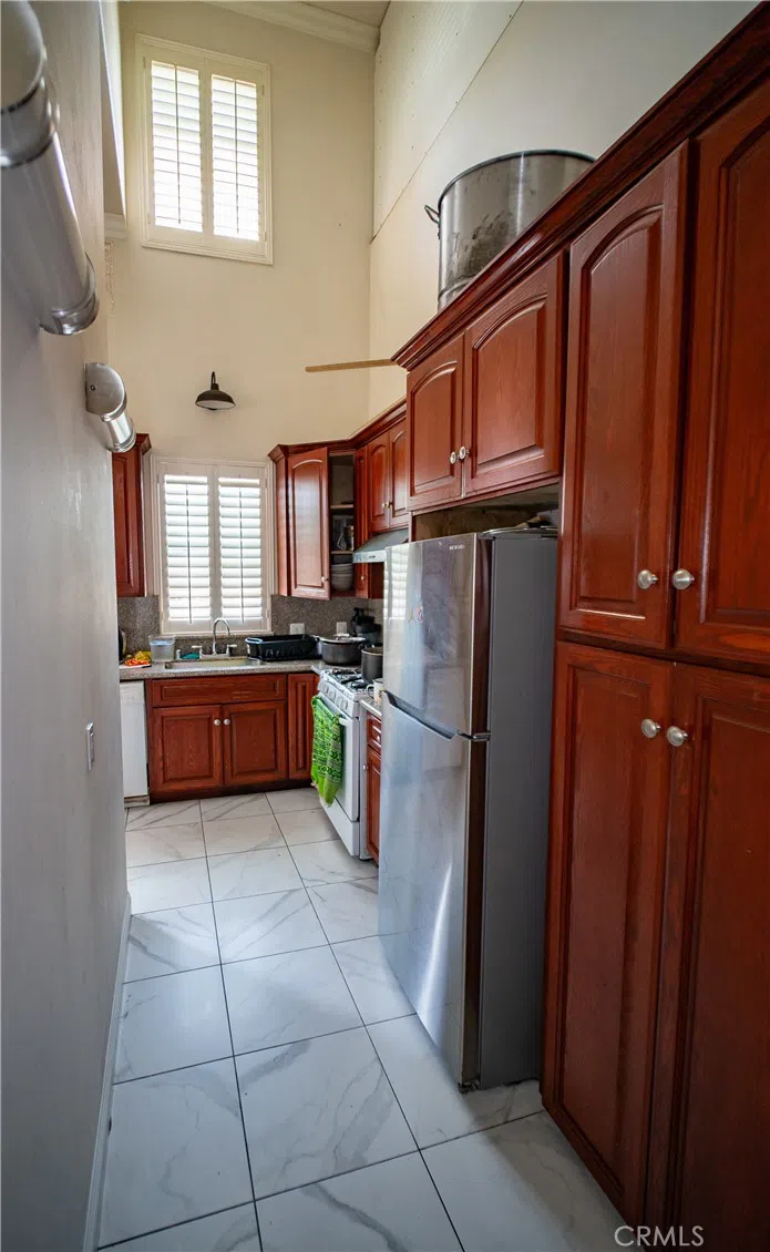 2021 Miramar Street Los Angeles, CA 90057