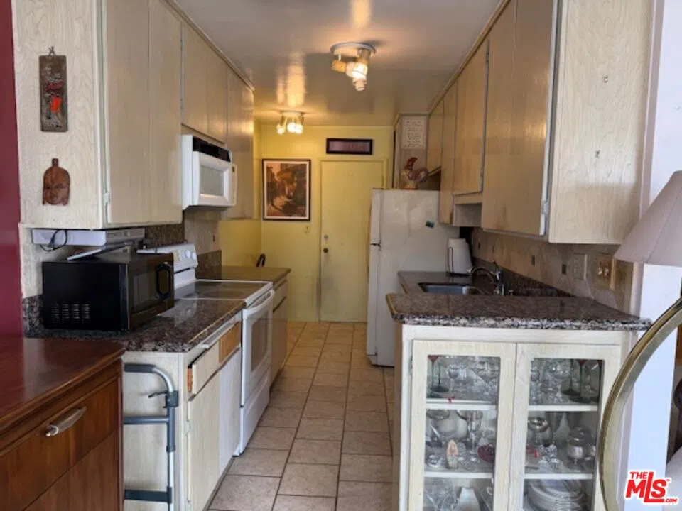 5376 Fairview Boulevard #210 Los Angeles, CA 90056