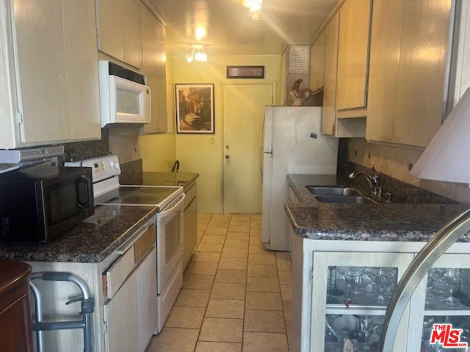 5376 Fairview Boulevard #210 Los Angeles, CA 90056