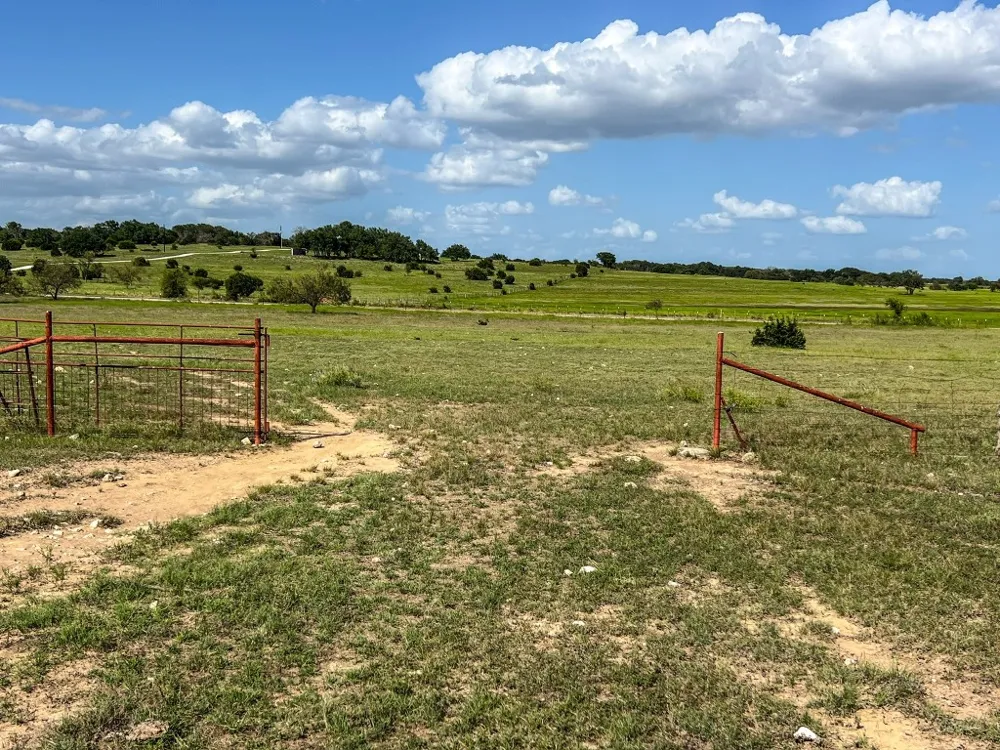 1220 County Road 225 Briggs, TX 78608