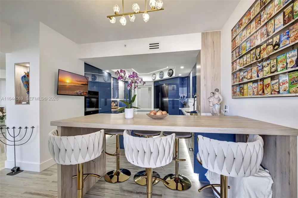 21200 Point Pl #1204 Aventura, FL 33180