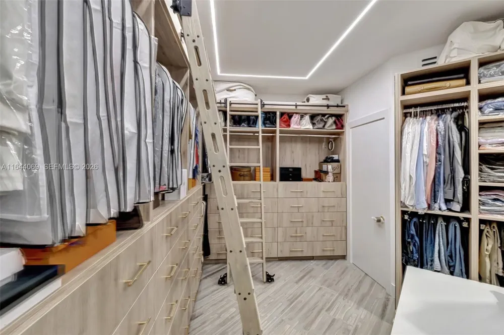 21200 Point Pl #1204 Aventura, FL 33180