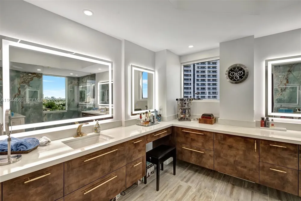 21200 Point Pl #1204 Aventura, FL 33180
