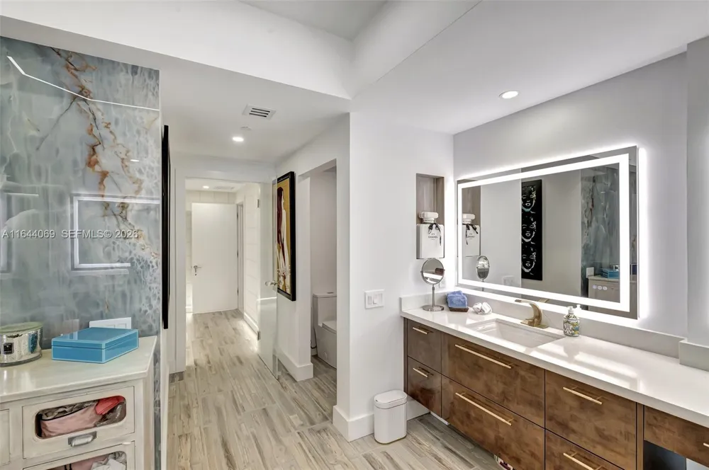 21200 Point Pl #1204 Aventura, FL 33180