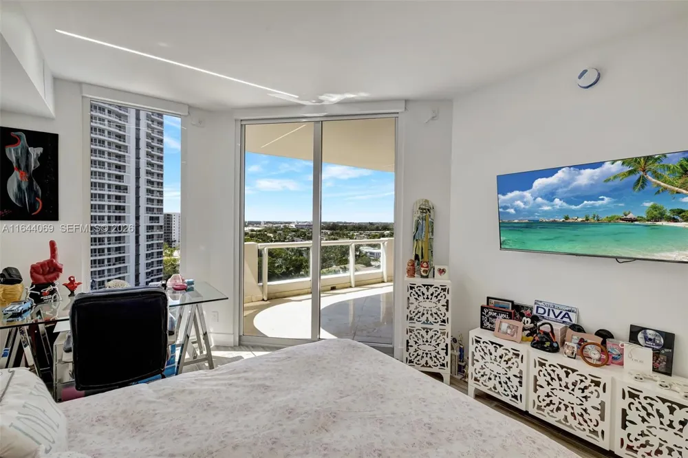 21200 Point Pl #1204 Aventura, FL 33180