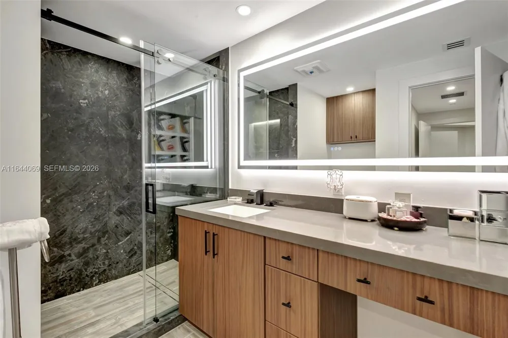 21200 Point Pl #1204 Aventura, FL 33180