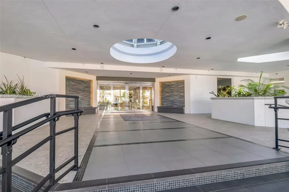 21200 Point Pl #1204 Aventura, FL 33180