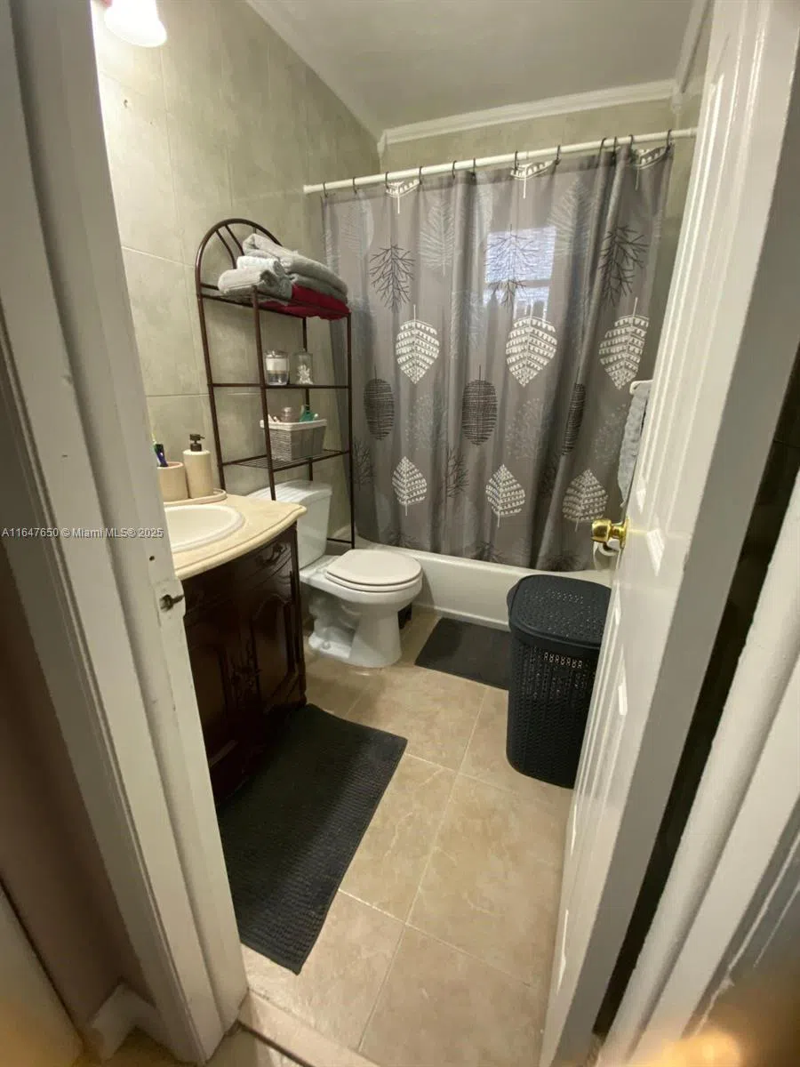 4050 NW 135th St #20-1 Opa-Locka, FL 33054
