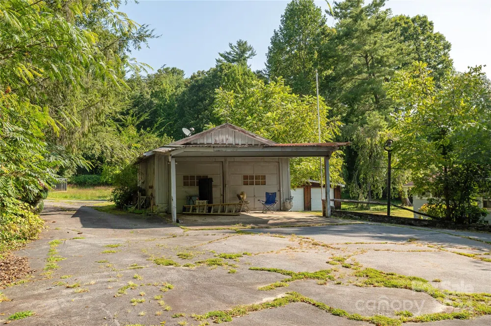 1925 Windsor Drive Laurel Park, NC 28739