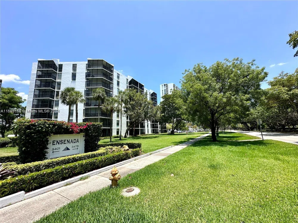 3475 Country Club Dr #204 Aventura, FL 33180