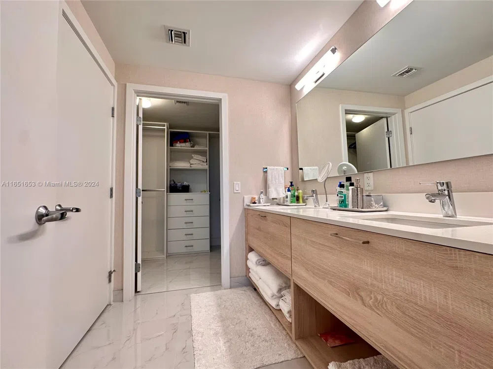 16385 Biscayne Blvd #1201 North Miami Beach, FL 33160