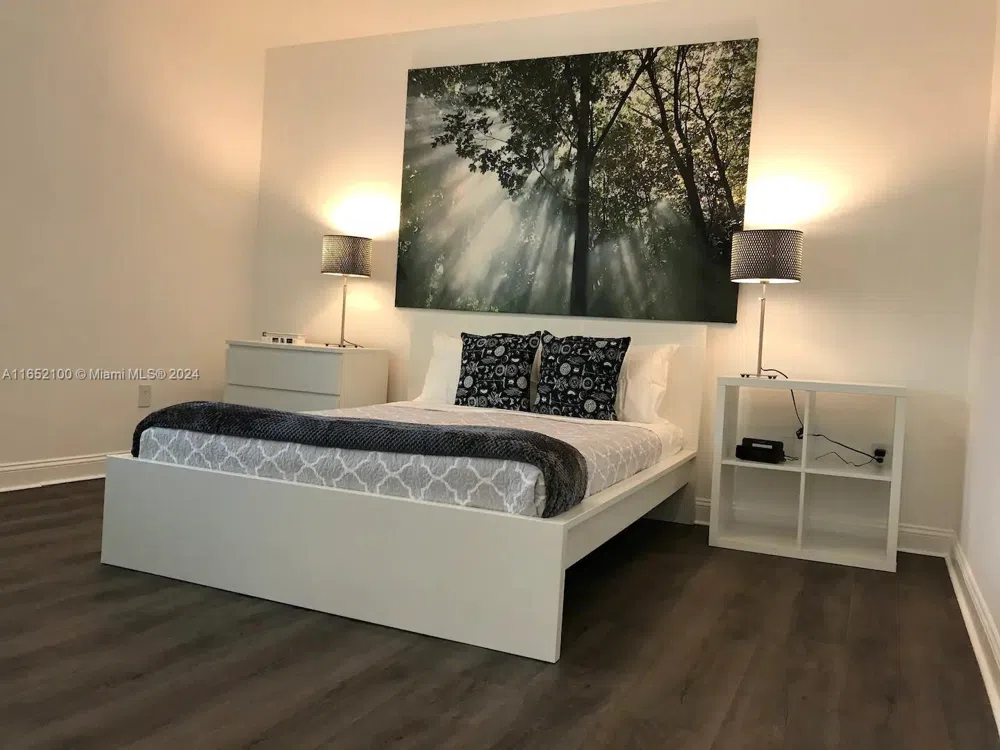 2615 Collins Ave #24 Miami Beach, FL 33140