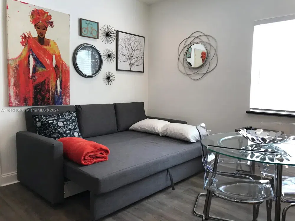 2615 Collins Ave #24 Miami Beach, FL 33140