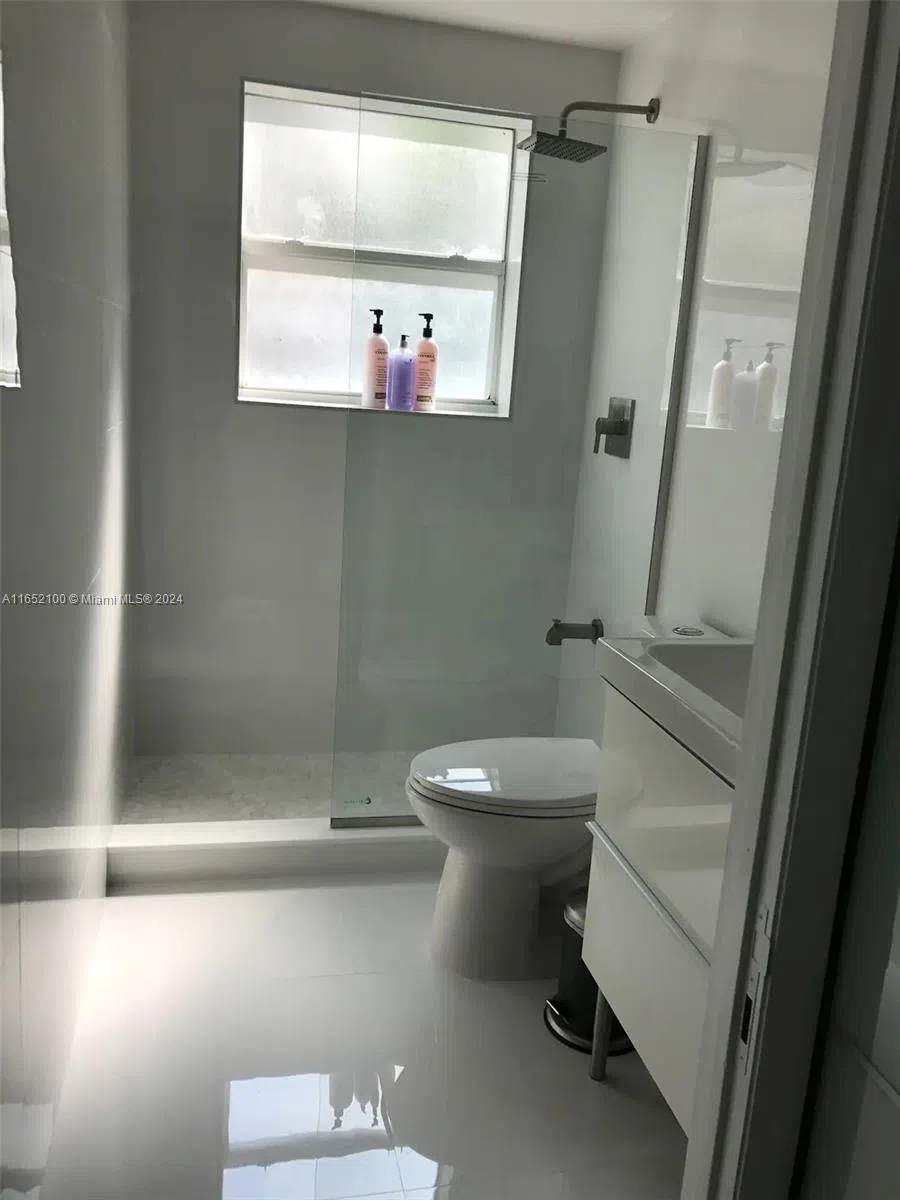 2615 Collins Ave #24 Miami Beach, FL 33140