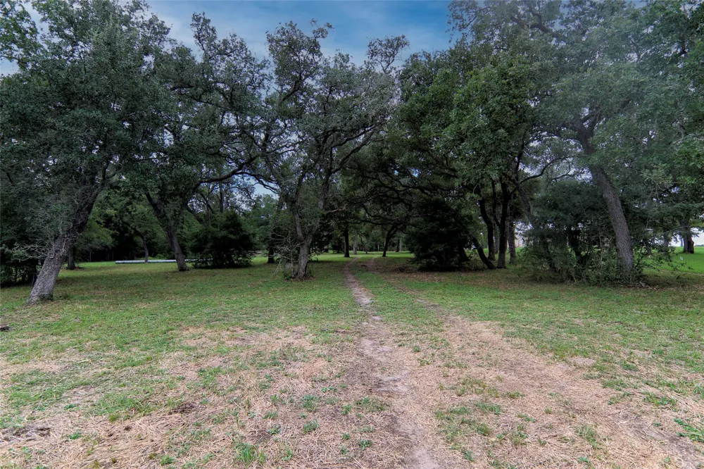 4744 Freyburg Hall Road Schulenburg, TX 78956