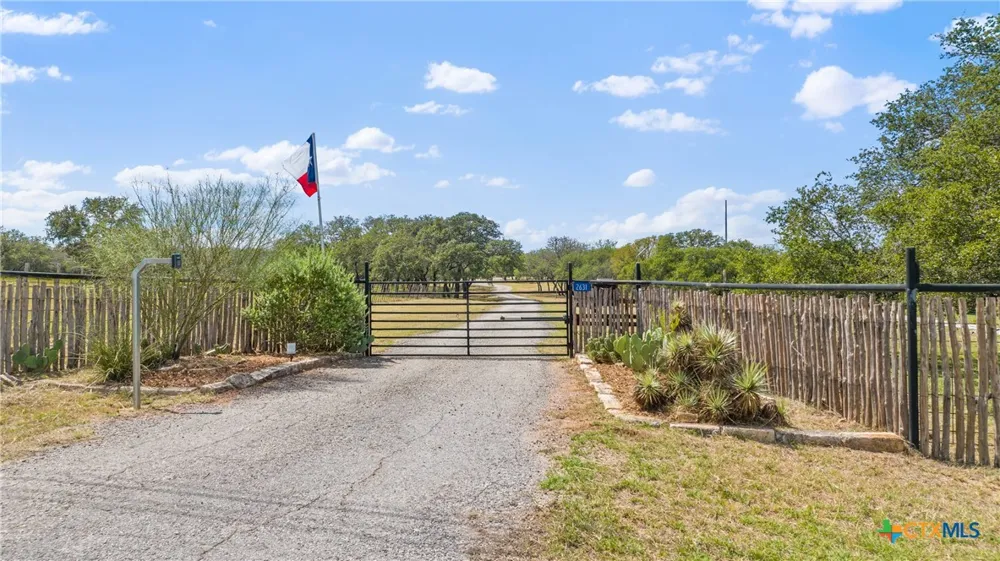 2631 N US Highway 281 Johnson City, TX 78636
