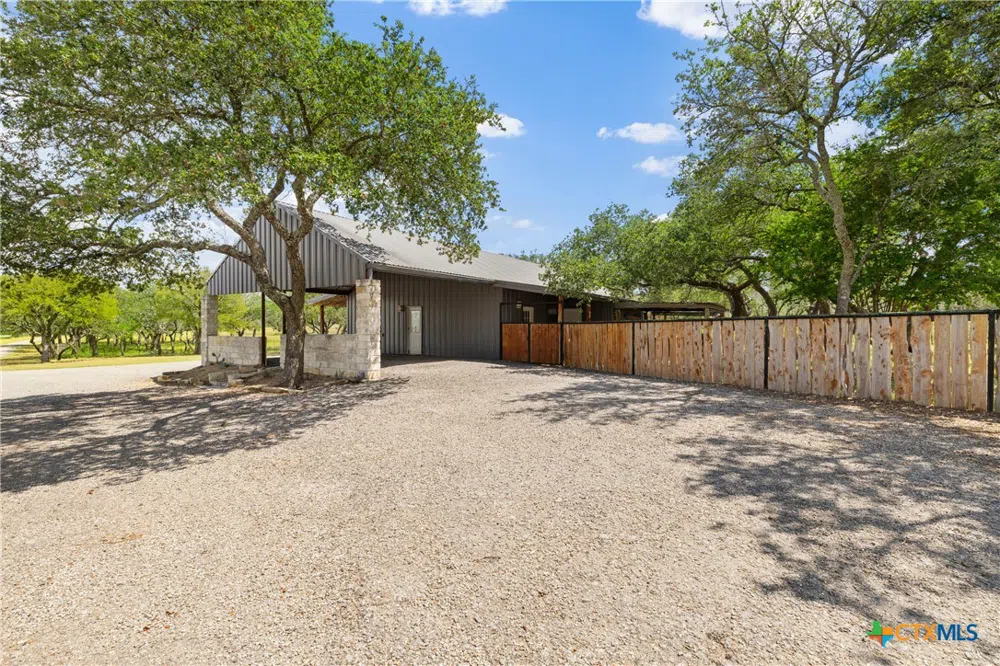 2631 N US Highway 281 Johnson City, TX 78636