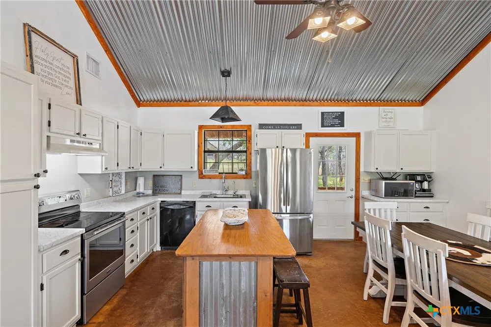 2631 N US Highway 281 Johnson City, TX 78636