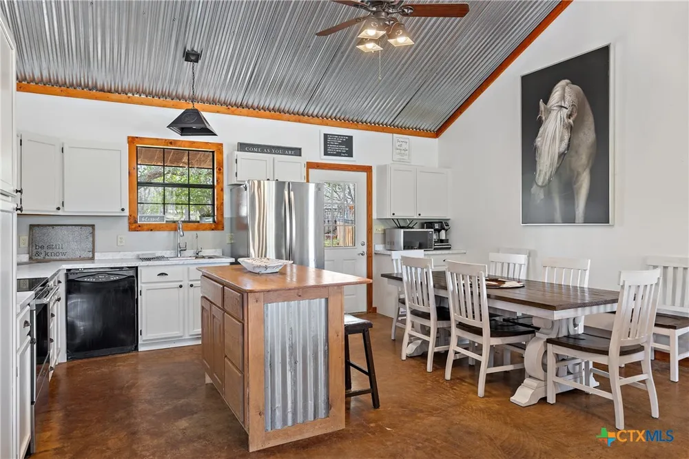 2631 N US Highway 281 Johnson City, TX 78636