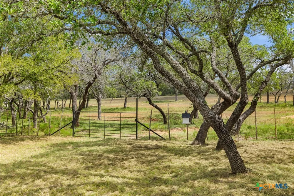 2631 N US Highway 281 Johnson City, TX 78636