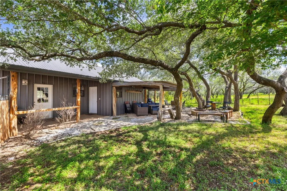 2631 N US Highway 281 Johnson City, TX 78636