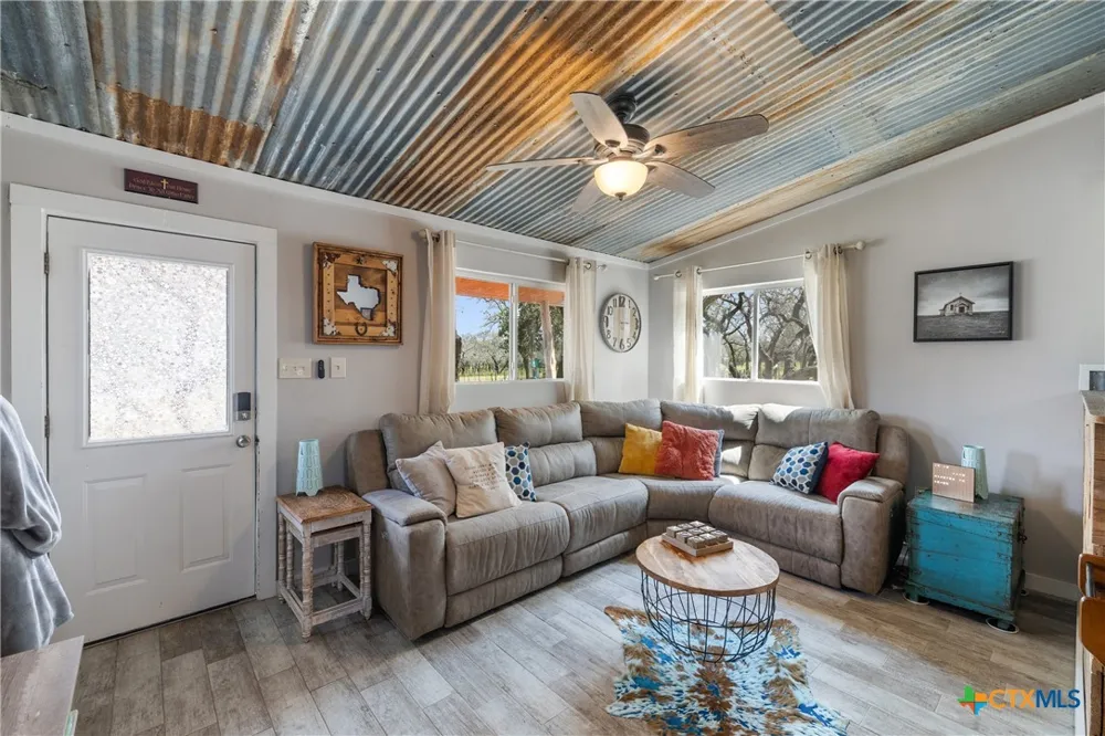 2631 N US Highway 281 Johnson City, TX 78636