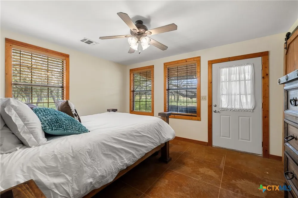 2631 N US Highway 281 Johnson City, TX 78636