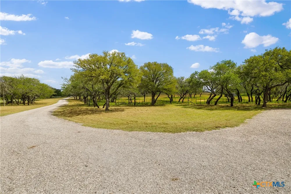 2631 N US Highway 281 Johnson City, TX 78636