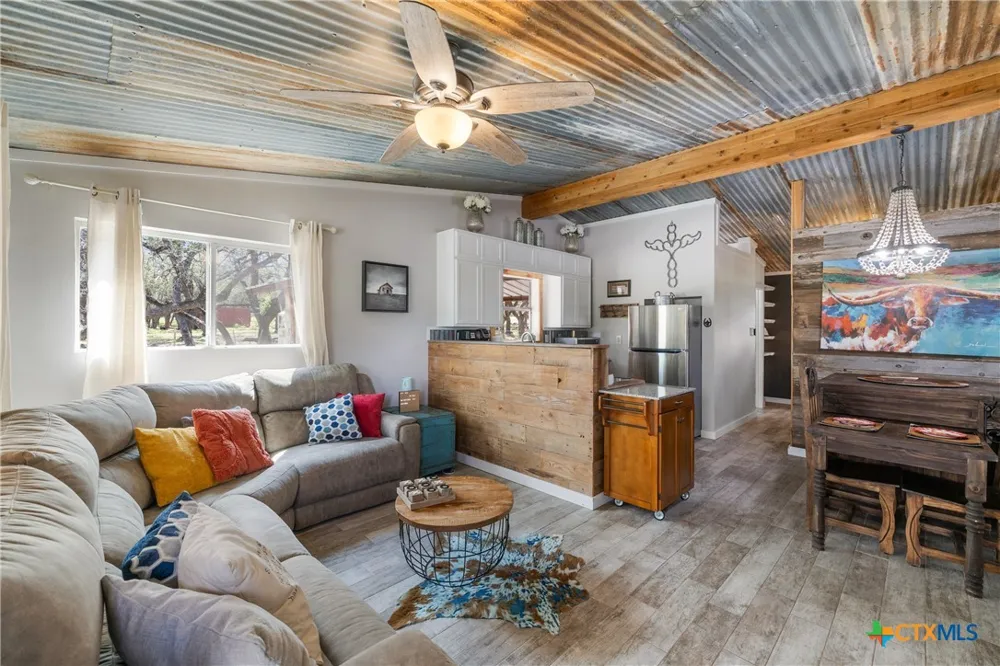 2631 N US Highway 281 Johnson City, TX 78636