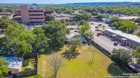 640 N HOUSTON AVE