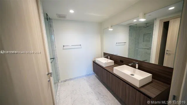 1000 Brickell Plz #4905 Miami, FL 33131