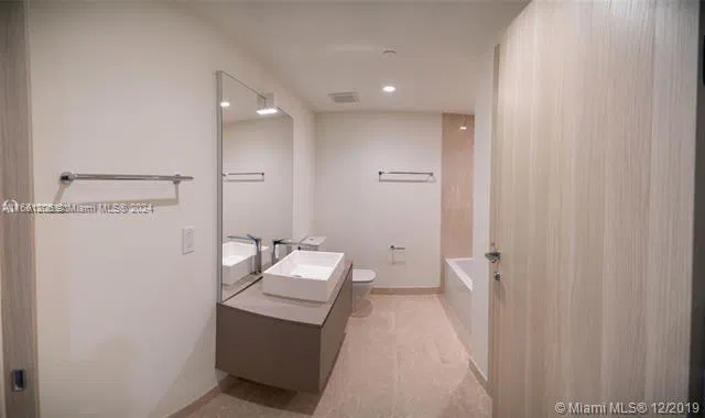 1000 Brickell Plz #4905 Miami, FL 33131