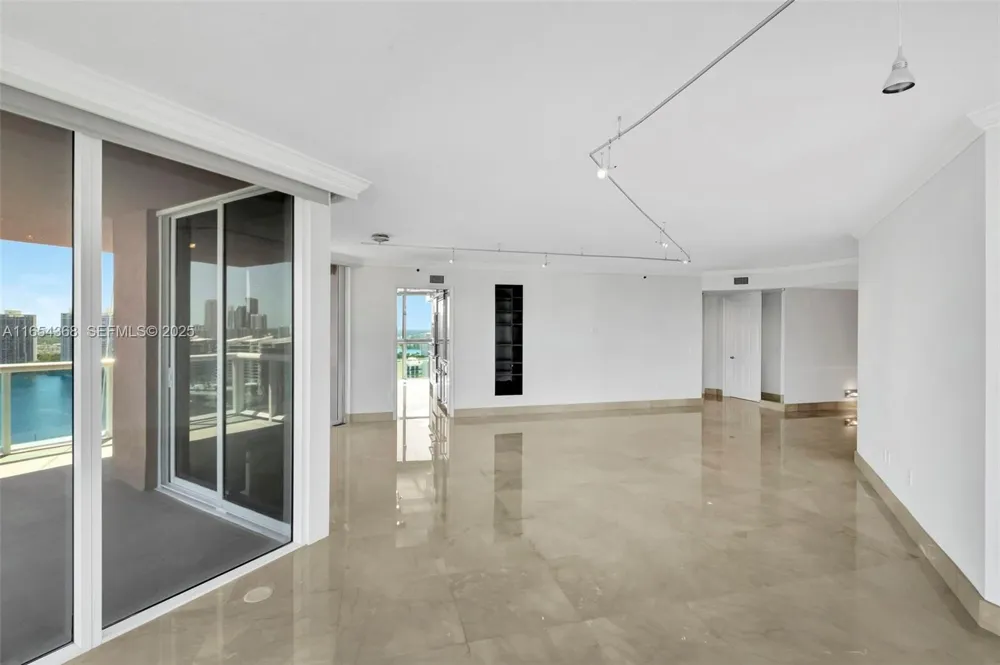 3370 Hidden Bay Dr #2708 Aventura, FL 33180