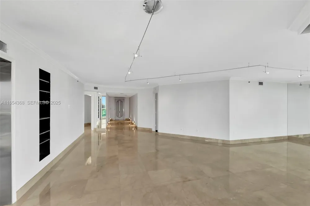 3370 Hidden Bay Dr #2708 Aventura, FL 33180