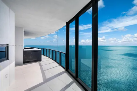 18555 Collins Ave #5001