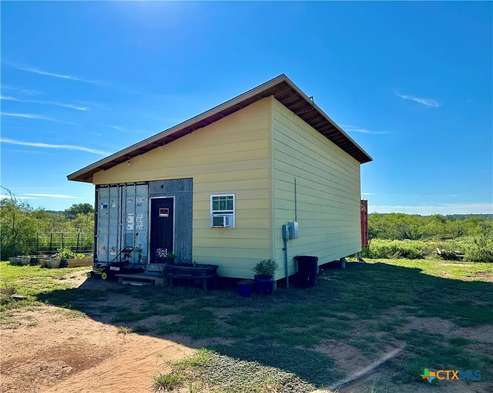 1366 County Road 467 Stockdale, TX 78160