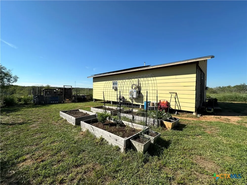 1366 County Road 467 Stockdale, TX 78160