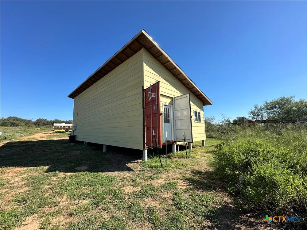 1366 County Road 467 Stockdale, TX 78160