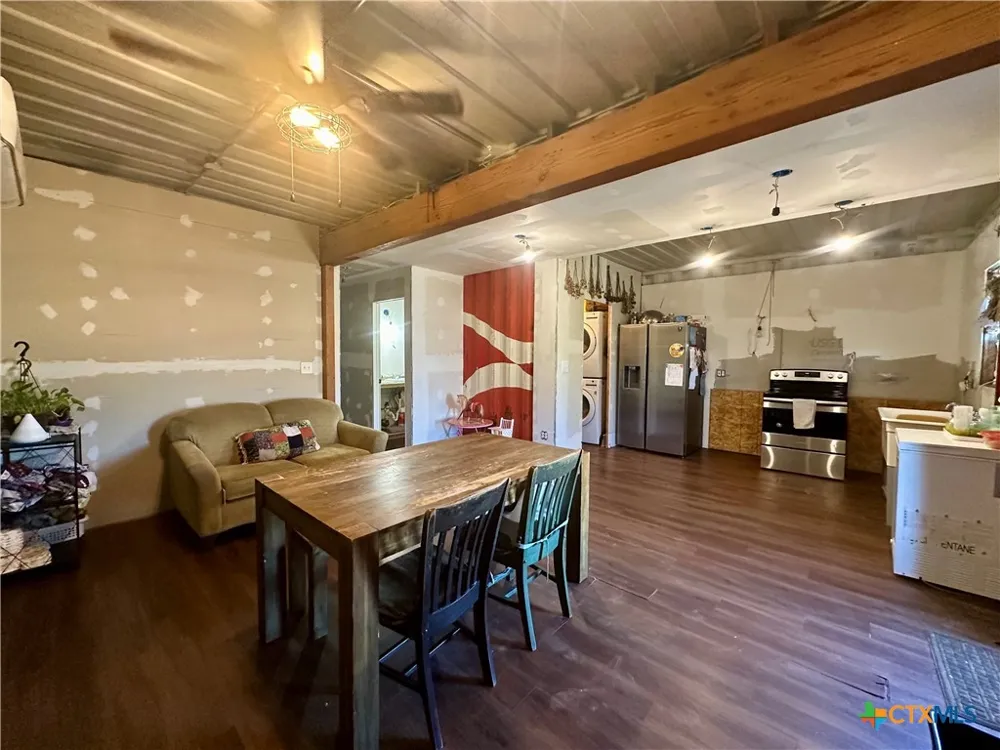 1366 County Road 467 Stockdale, TX 78160