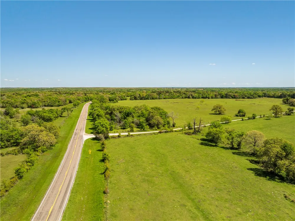 1644 W Calvert, TX 77837