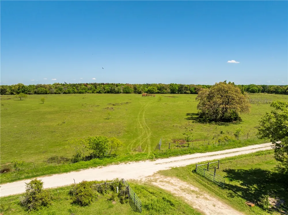 1644 W Calvert, TX 77837