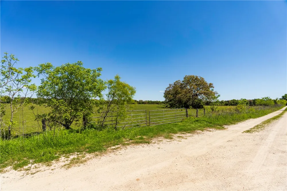 1644 W Calvert, TX 77837