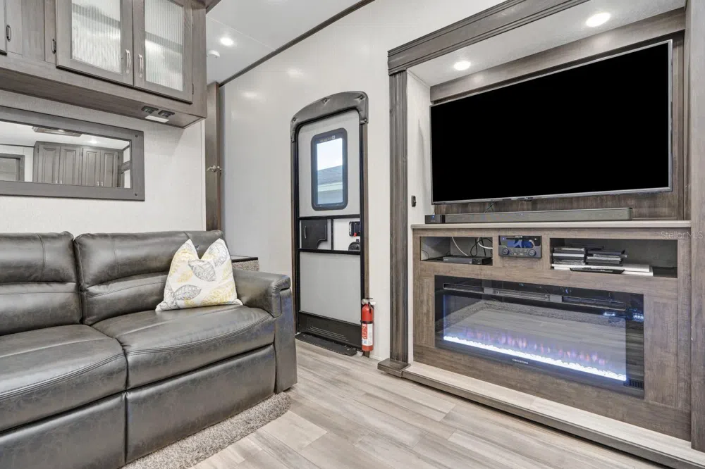 305 LINDEN DRIVE #Fifth wheel Ellenton, FL 34222