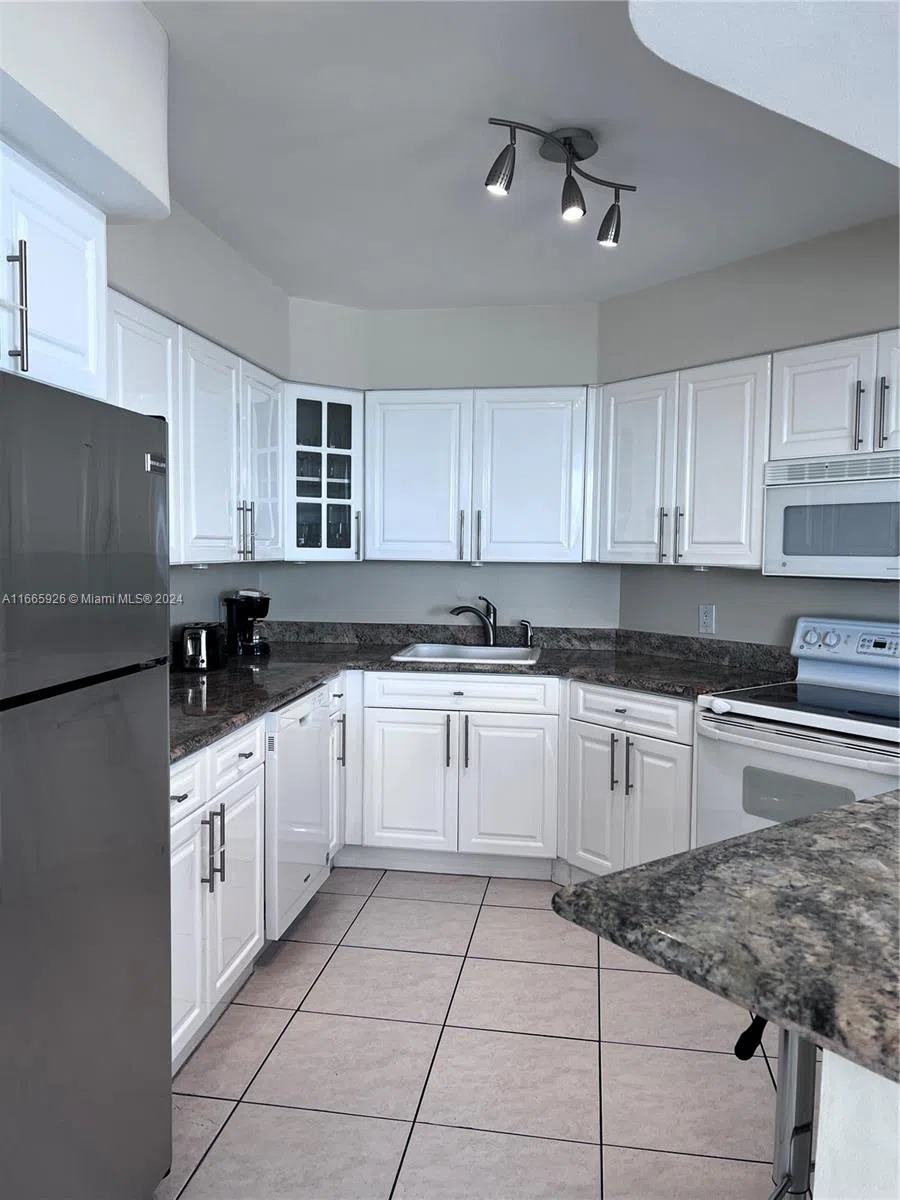 5161 Collins Ave #405 Miami Beach, FL 33140