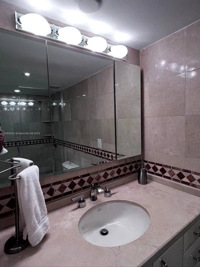5161 Collins Ave #505 Miami Beach, FL 33140