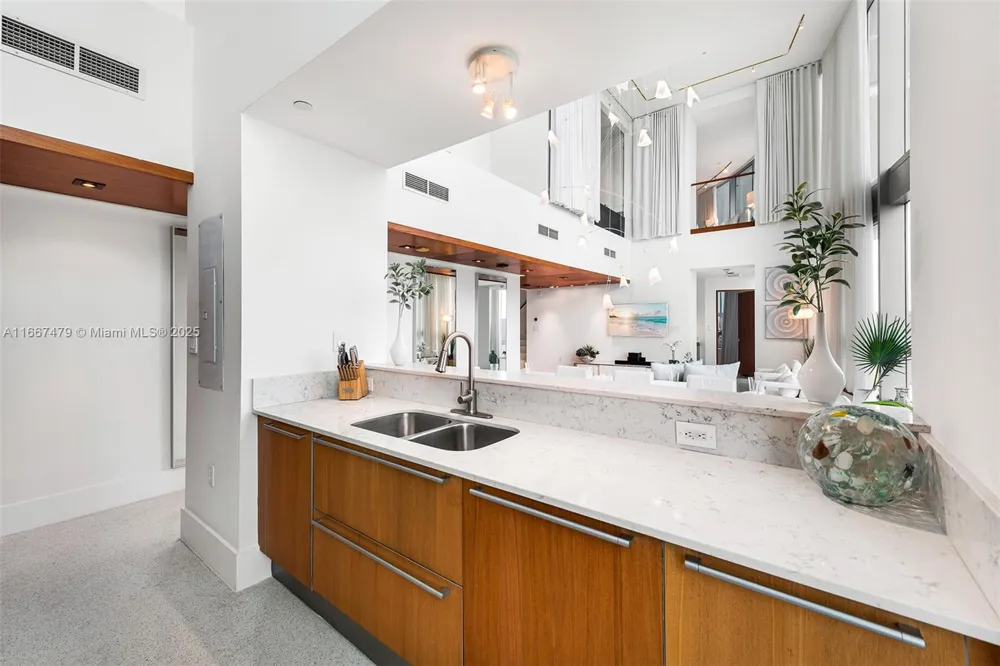 101 20th St Th B #TH-B 1505 Miami Beach, FL 33139