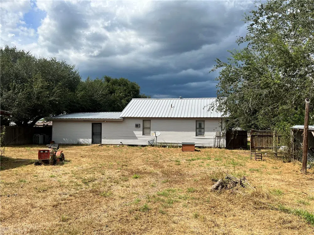 305 Laredo Street Freer, TX 78357