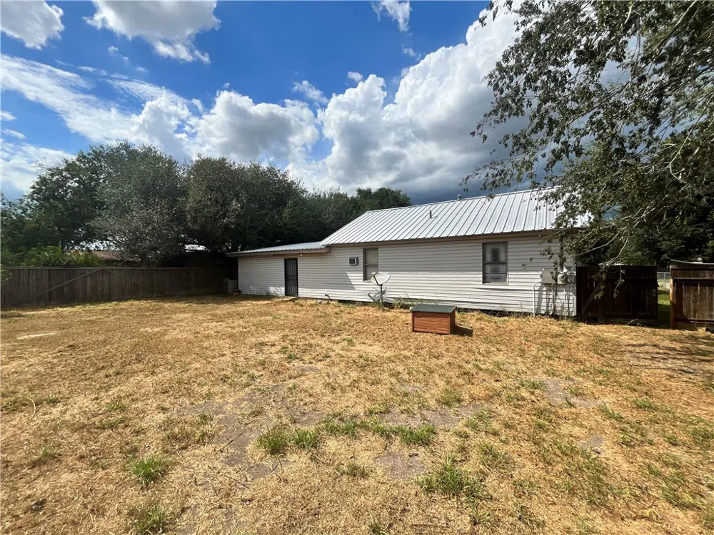 305 Laredo Street Freer, TX 78357