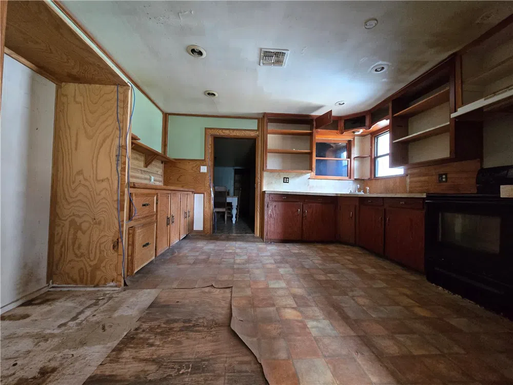 305 Laredo Street Freer, TX 78357